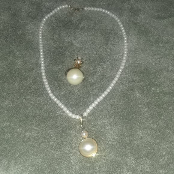 Avon pearl necklace with extra pendant - Picture 1 of 4